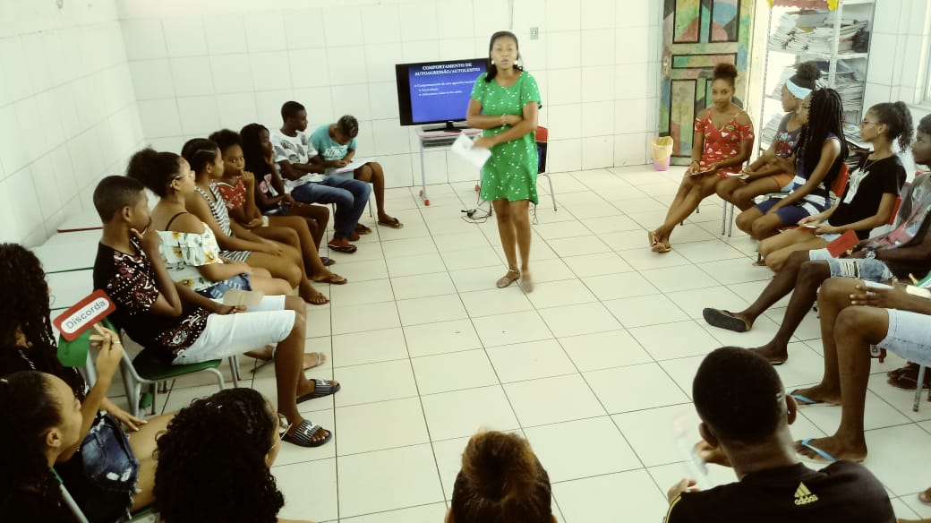 Unidade de Saúde da Família do Monte Recôncavo e CREAS conversam com alunos sobre saúde mental e automutilação