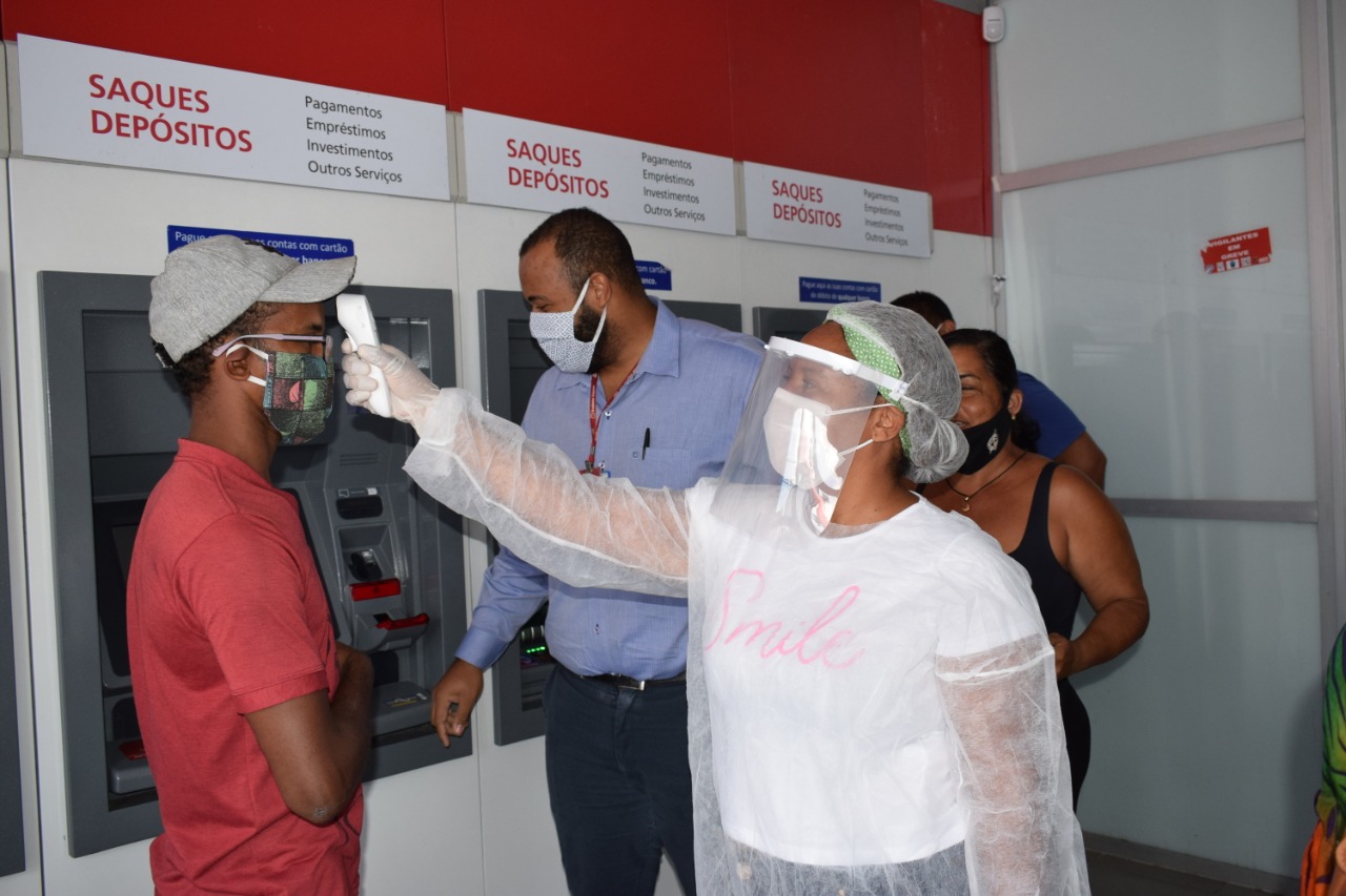 Clientes de bancos têm temperatura aferida em São Francisco do Conde