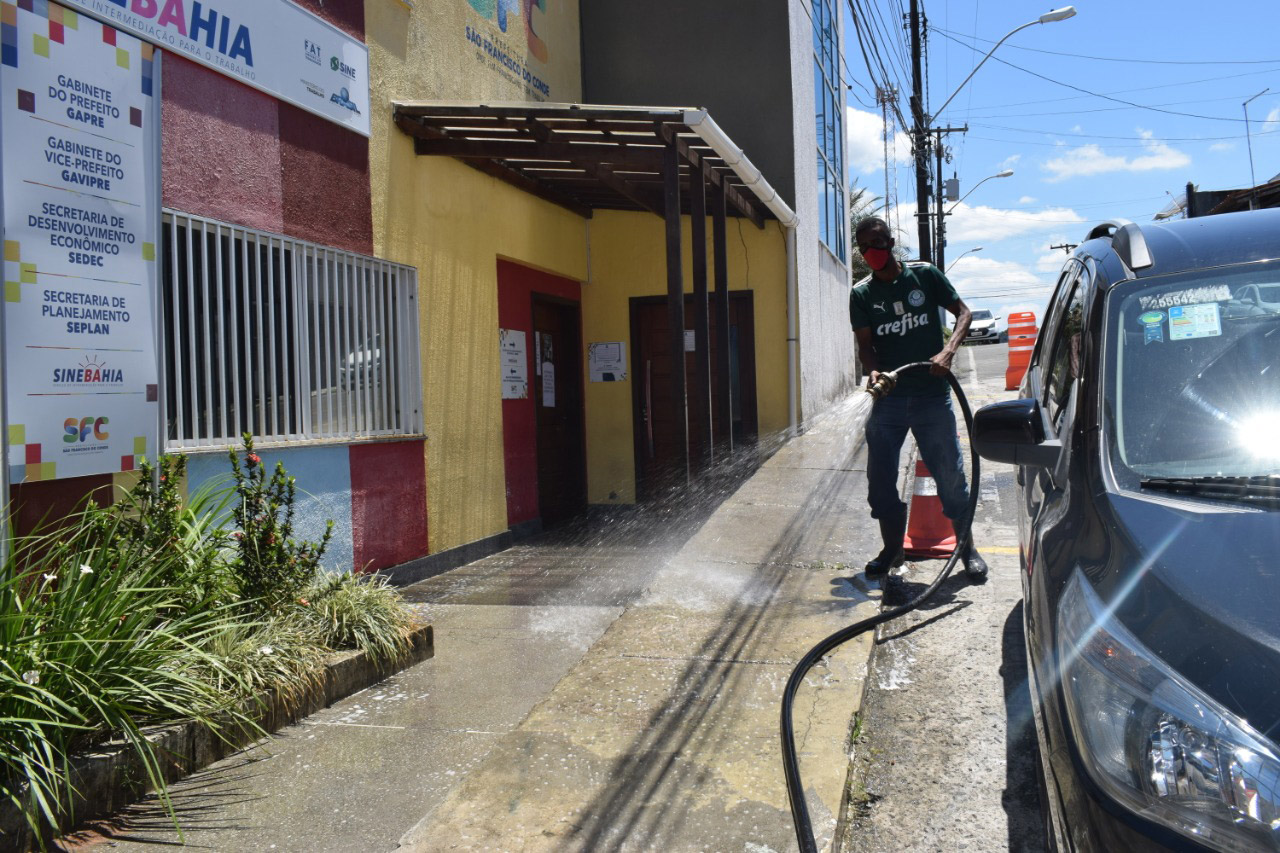 Na luta contra o COVID-19, ruas passam por desinfecção