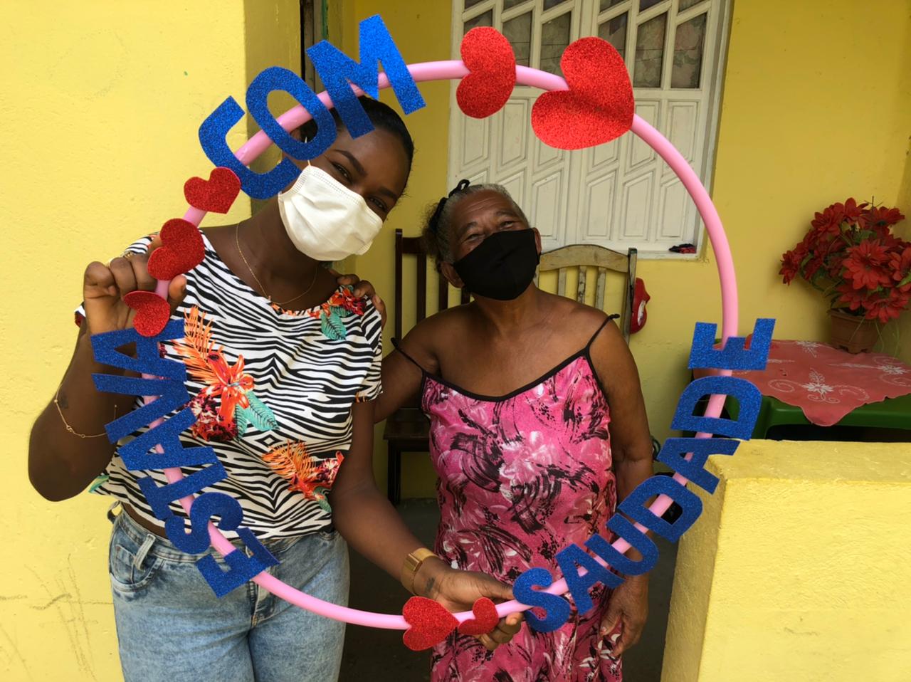Idosos de Jabequara atendidos no Serviço de Convivência e Fortalecimento de Vínculos, receberam cestas e o carinho da equipe da SEDES