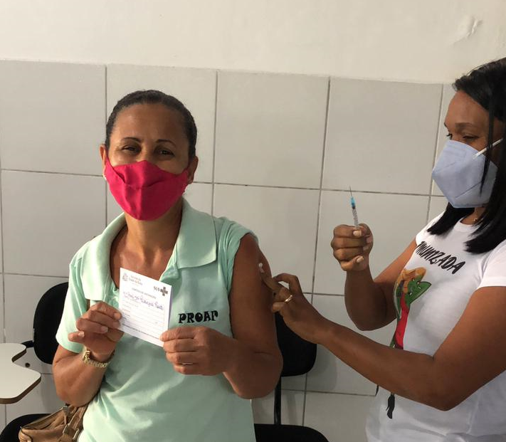 Prefeitura vacina profissionais da educação contra a COVID-19