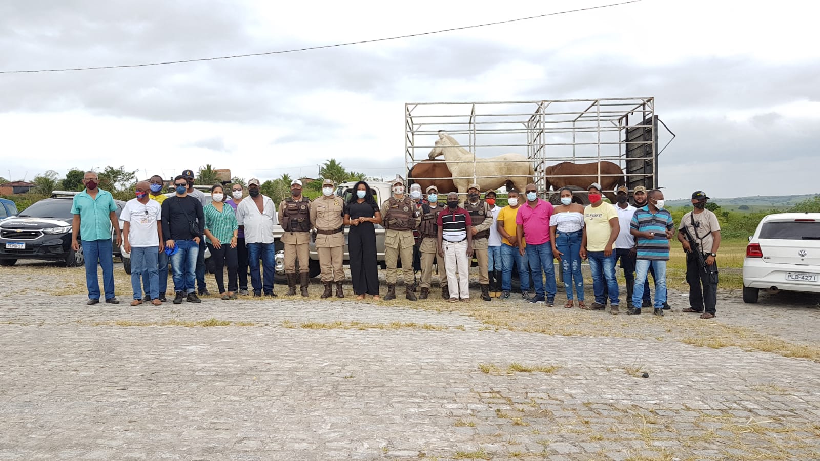 Sensibilização sobre os riscos de animais soltos em vias públicas contou com apoio da Polícia