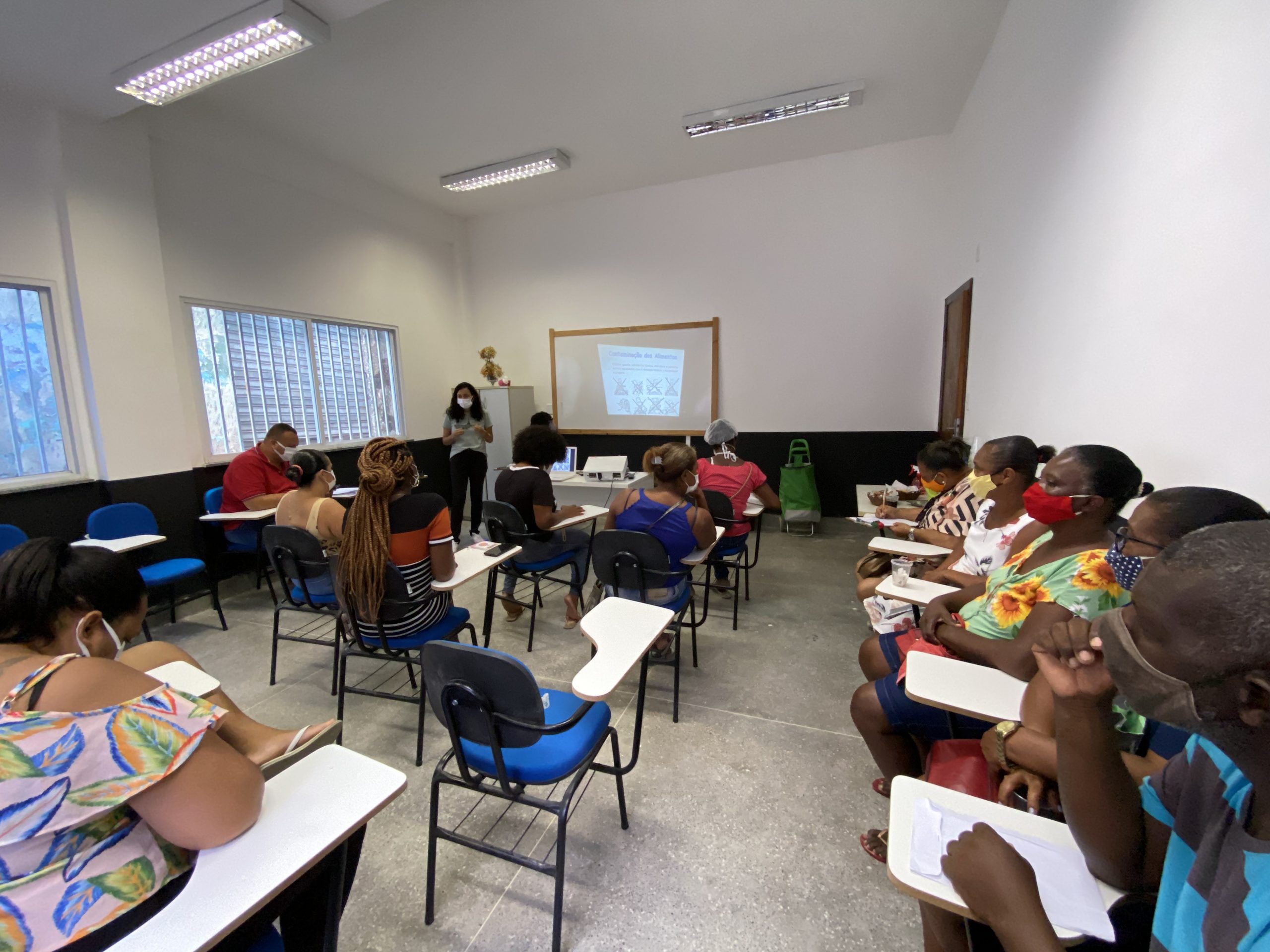 SEPLANDEC promoveu treinamento sobre manipulação de alimentos para ambulantes