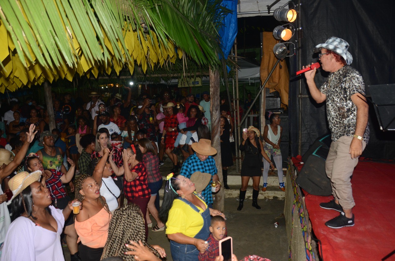 Noite de muita dança e animação no Arraiá do Vem Cá