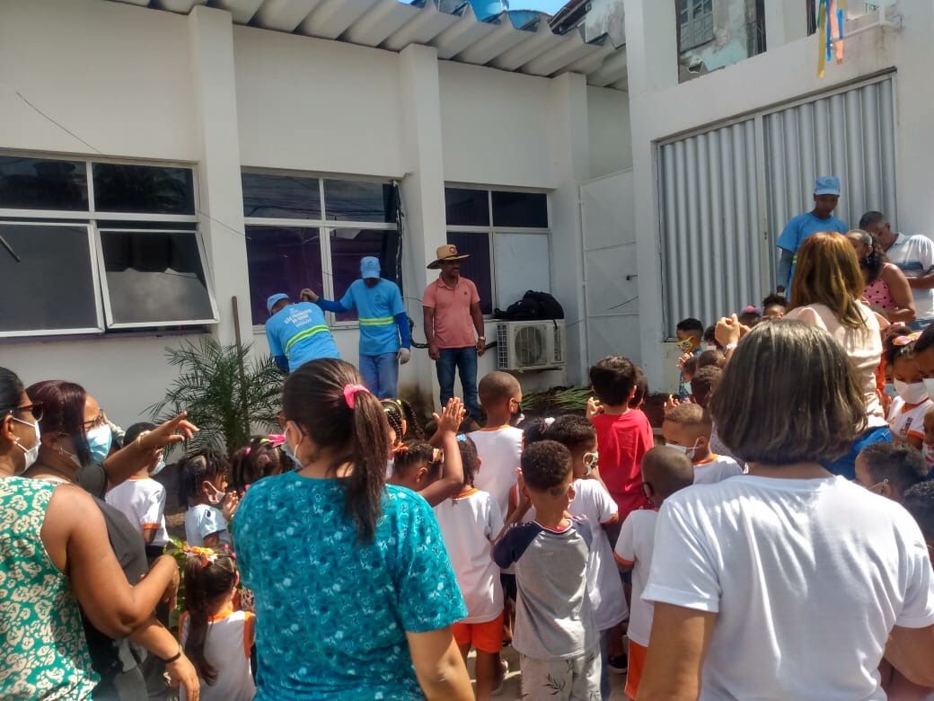 Para celebrar o Dia da Árvore, crianças plantam árvores no jardim da escola