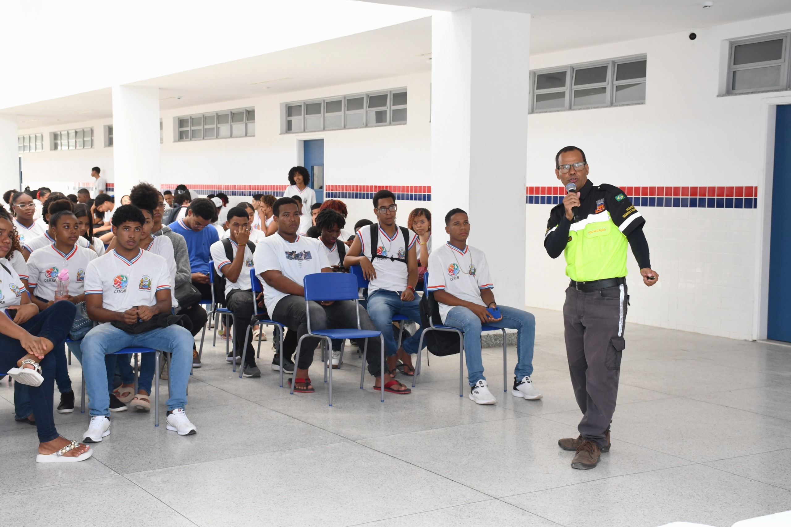 Prefeitura realiza palestra informativa sobre o Programa CNH na Escola