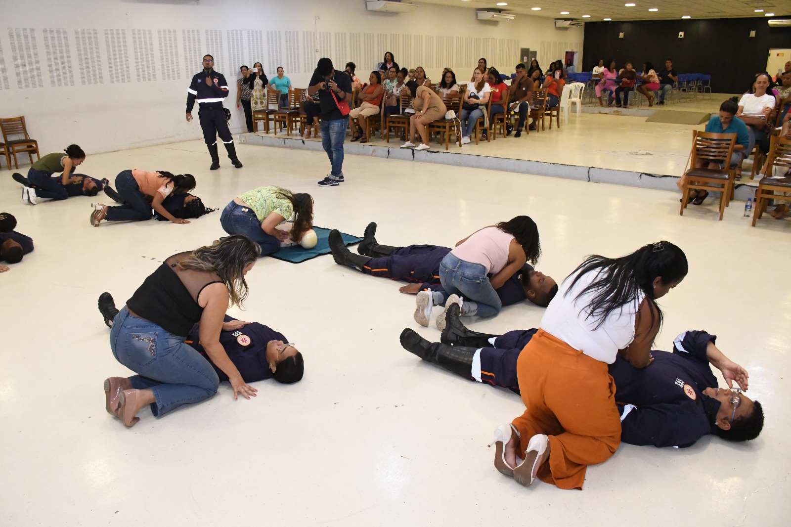 Educadores da rede municipal participam de formação sobre primeiros socorros promovida pela Prefeitura