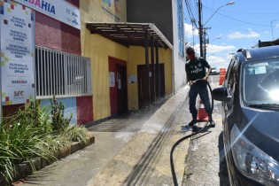 Na luta contra o COVID-19, ruas passam por desinfecção