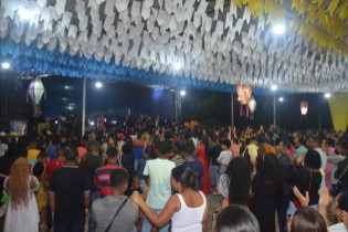 Fiéis lotam a segunda noite da Festa da Colheita, em São Francisco do Conde