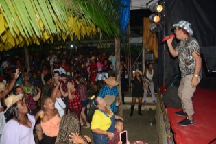 Noite de muita dança e animação no Arraiá do Vem Cá