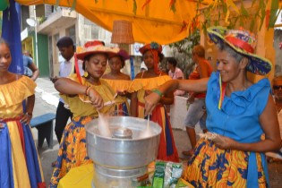 Franciscanos e visitantes lotaram o Largo da Cubamba para prestigiar o 29º Caruru do Lindroamor Axé